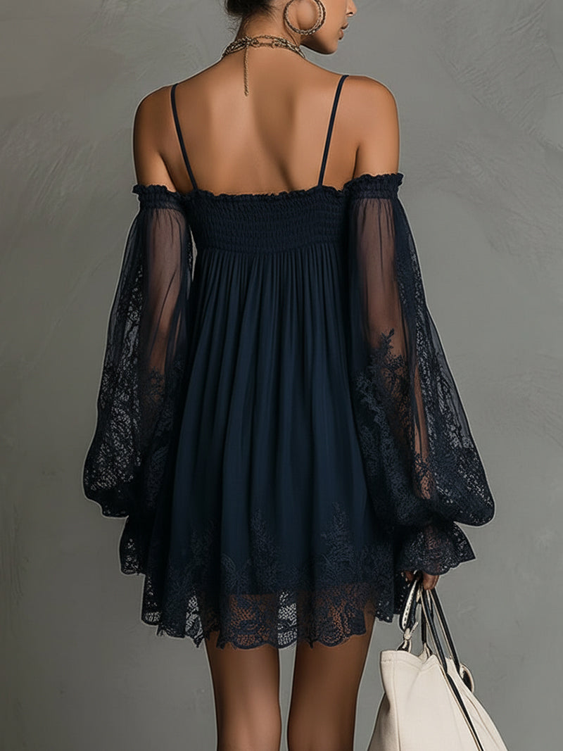 Noemi | Robe mini en chiffon bleu marine avec décolleté off-shoulder, bordure en dentelle et manches transparentes