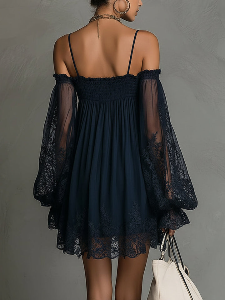 Noemi | Robe mini en chiffon bleu marine avec décolleté off-shoulder, bordure en dentelle et manches transparentes