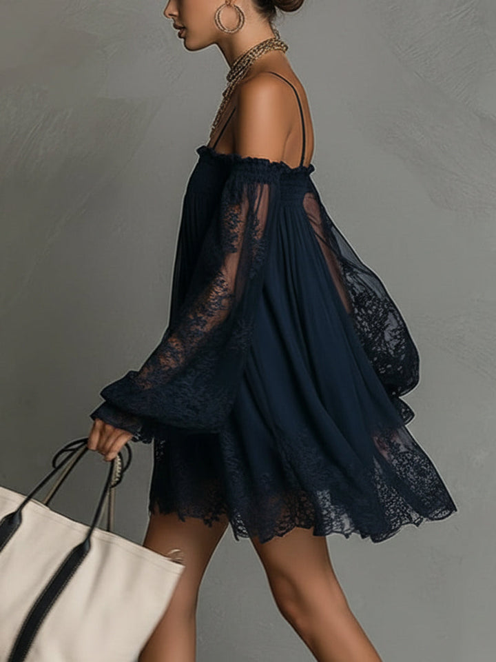 Noemi | Robe mini en chiffon bleu marine avec décolleté off-shoulder, bordure en dentelle et manches transparentes