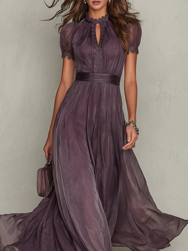 Flavia | Robe Longue Violette avec Encolure en Trou de Clé et Finition en Dentelle Chiffon