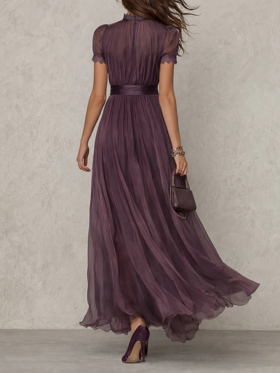 Flavia | Robe Longue Violette avec Encolure en Trou de Clé et Finition en Dentelle Chiffon