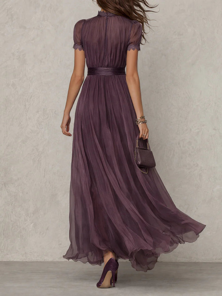 Flavia | Robe Longue Violette avec Encolure en Trou de Clé et Finition en Dentelle Chiffon