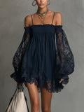 Noemi | Robe mini en chiffon bleu marine avec décolleté off-shoulder, bordure en dentelle et manches transparentes