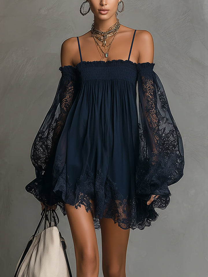 Noemi | Robe mini en chiffon bleu marine avec décolleté off-shoulder, bordure en dentelle et manches transparentes