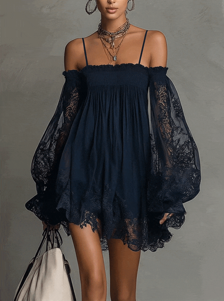Noemi | Robe mini en chiffon bleu marine avec décolleté off-shoulder, bordure en dentelle et manches transparentes